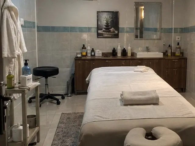 Lavabolu, raflı odada hazır masaj masası — Zekeriyaköy, Masaj Salonun